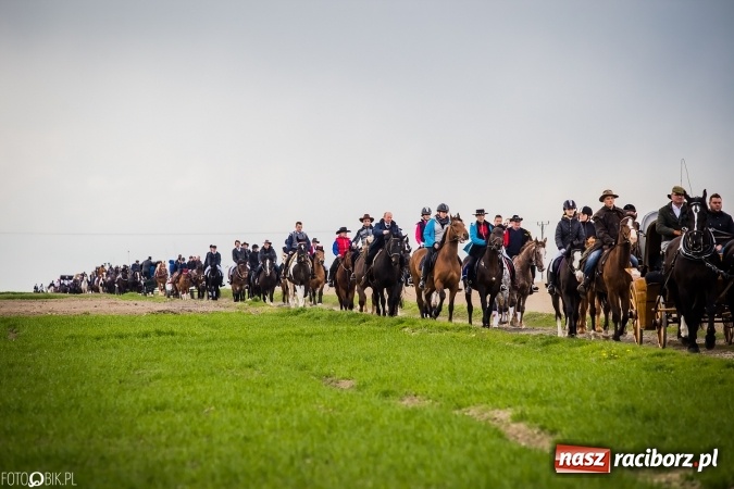 Zdjęcie w galerii na portalu naszraciborz.pl: Wielkanocna procesja konna w Raciborzu-Sudole - początek i wyścigi na Topolowej wiadomości z regionu