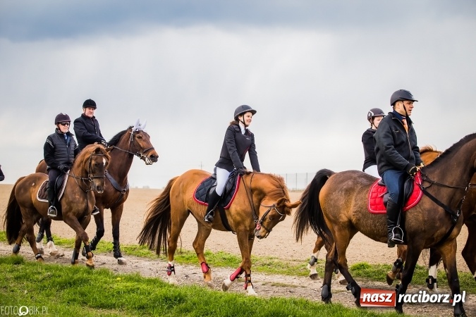 Zdjęcie w galerii na portalu naszraciborz.pl: Wielkanocna procesja konna w Raciborzu-Sudole - początek i wyścigi na Topolowej wiadomości z regionu