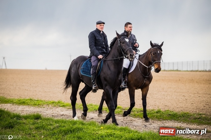 Zdjęcie w galerii na portalu naszraciborz.pl: Wielkanocna procesja konna w Raciborzu-Sudole - początek i wyścigi na Topolowej wiadomości z regionu