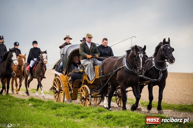 Zdjęcie w galerii na portalu naszraciborz.pl: Wielkanocna procesja konna w Raciborzu-Sudole - początek i wyścigi na Topolowej wiadomości z regionu