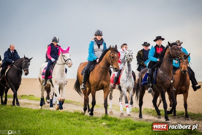 Zdjęcie w galerii na portalu naszraciborz.pl: Wielkanocna procesja konna w Raciborzu-Sudole - początek i wyścigi na Topolowej wiadomości z regionu