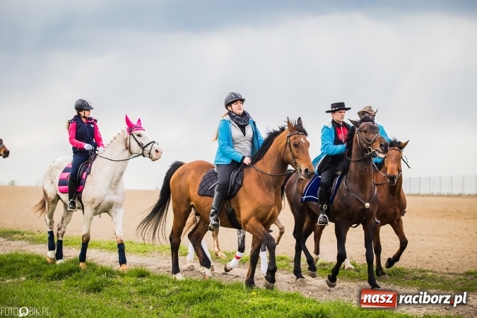 Zdjęcie w galerii na portalu naszraciborz.pl: Wielkanocna procesja konna w Raciborzu-Sudole - początek i wyścigi na Topolowej wiadomości z regionu