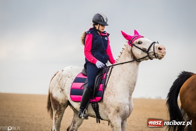Zdjęcie w galerii na portalu naszraciborz.pl: Wielkanocna procesja konna w Raciborzu-Sudole - początek i wyścigi na Topolowej wiadomości z regionu