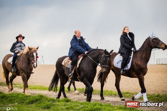 Zdjęcie w galerii na portalu naszraciborz.pl: Wielkanocna procesja konna w Raciborzu-Sudole - początek i wyścigi na Topolowej wiadomości z regionu