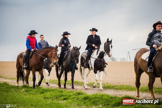 Zdjęcie w galerii na portalu naszraciborz.pl: Wielkanocna procesja konna w Raciborzu-Sudole - początek i wyścigi na Topolowej wiadomości z regionu