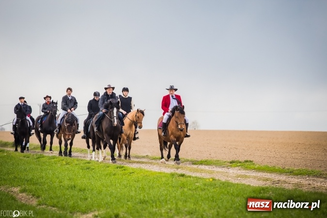 Zdjęcie w galerii na portalu naszraciborz.pl: Wielkanocna procesja konna w Raciborzu-Sudole - początek i wyścigi na Topolowej wiadomości z regionu
