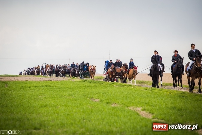 Zdjęcie w galerii na portalu naszraciborz.pl: Wielkanocna procesja konna w Raciborzu-Sudole - początek i wyścigi na Topolowej wiadomości z regionu