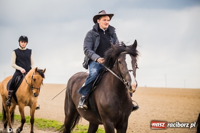 Zdjęcie w galerii na portalu naszraciborz.pl: Wielkanocna procesja konna w Raciborzu-Sudole - początek i wyścigi na Topolowej wiadomości z regionu