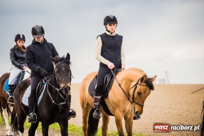 Zdjęcie w galerii na portalu naszraciborz.pl: Wielkanocna procesja konna w Raciborzu-Sudole - początek i wyścigi na Topolowej wiadomości z regionu
