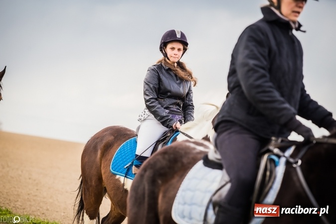 Zdjęcie w galerii na portalu naszraciborz.pl: Wielkanocna procesja konna w Raciborzu-Sudole - początek i wyścigi na Topolowej wiadomości z regionu