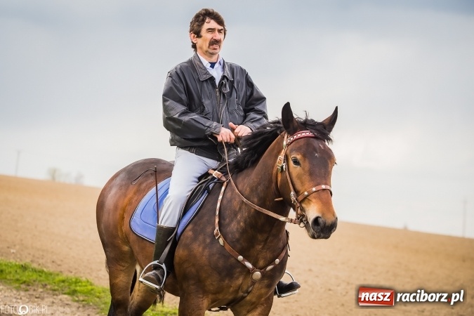 Zdjęcie w galerii na portalu naszraciborz.pl: Wielkanocna procesja konna w Raciborzu-Sudole - początek i wyścigi na Topolowej wiadomości z regionu