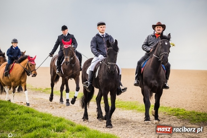 Zdjęcie w galerii na portalu naszraciborz.pl: Wielkanocna procesja konna w Raciborzu-Sudole - początek i wyścigi na Topolowej wiadomości z regionu