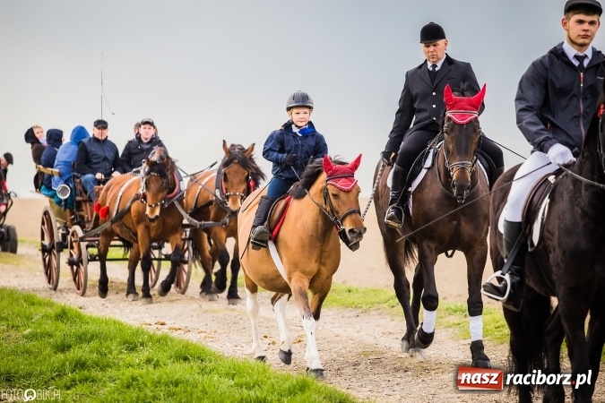 Zdjęcie w galerii na portalu naszraciborz.pl: Wielkanocna procesja konna w Raciborzu-Sudole - początek i wyścigi na Topolowej wiadomości z regionu