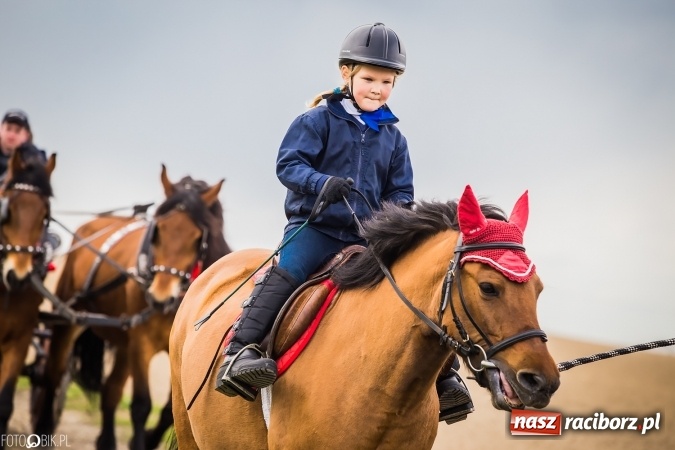 Zdjęcie w galerii na portalu naszraciborz.pl: Wielkanocna procesja konna w Raciborzu-Sudole - początek i wyścigi na Topolowej wiadomości z regionu