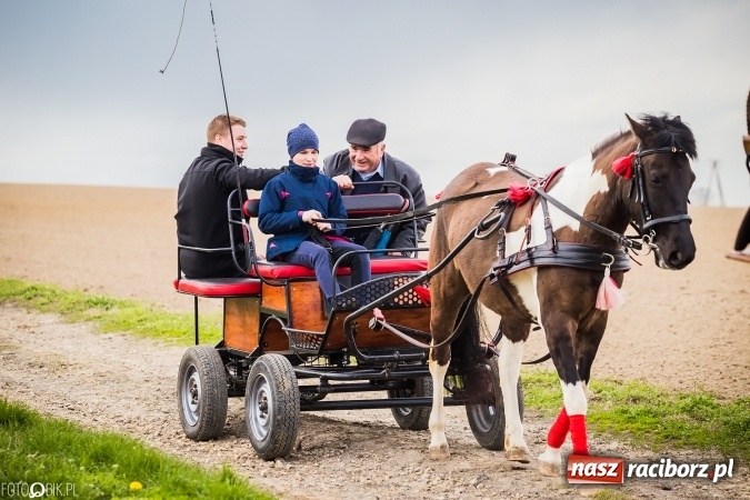 Zdjęcie w galerii na portalu naszraciborz.pl: Wielkanocna procesja konna w Raciborzu-Sudole - początek i wyścigi na Topolowej wiadomości z regionu