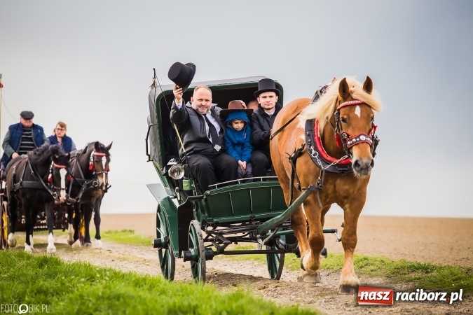 Zdjęcie w galerii na portalu naszraciborz.pl: Wielkanocna procesja konna w Raciborzu-Sudole - początek i wyścigi na Topolowej wiadomości z regionu