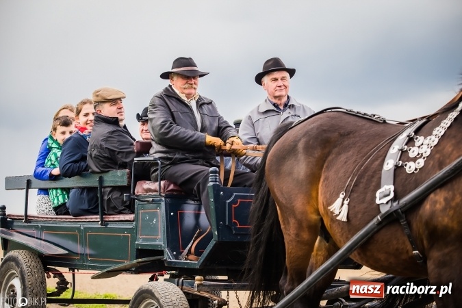 Zdjęcie w galerii na portalu naszraciborz.pl: Wielkanocna procesja konna w Raciborzu-Sudole - początek i wyścigi na Topolowej wiadomości z regionu