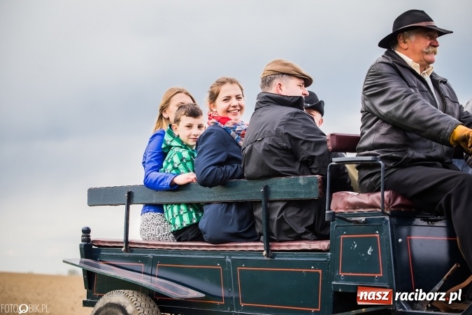 Zdjęcie w galerii na portalu naszraciborz.pl: Wielkanocna procesja konna w Raciborzu-Sudole - początek i wyścigi na Topolowej wiadomości z regionu