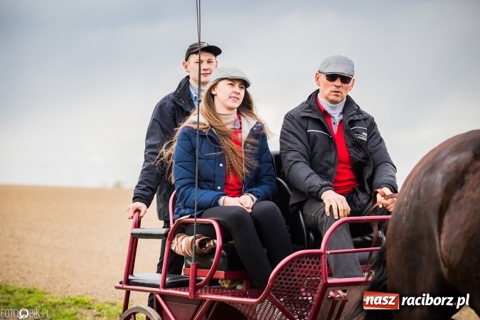 Zdjęcie w galerii na portalu naszraciborz.pl: Wielkanocna procesja konna w Raciborzu-Sudole - początek i wyścigi na Topolowej wiadomości z regionu