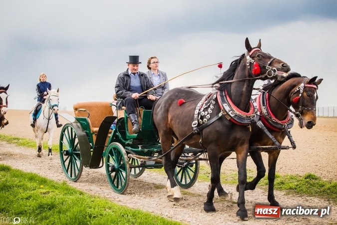 Zdjęcie w galerii na portalu naszraciborz.pl: Wielkanocna procesja konna w Raciborzu-Sudole - początek i wyścigi na Topolowej wiadomości z regionu