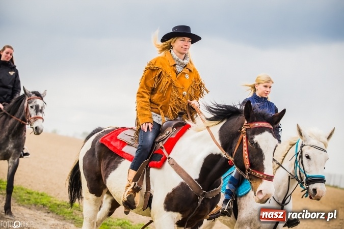 Zdjęcie w galerii na portalu naszraciborz.pl: Wielkanocna procesja konna w Raciborzu-Sudole - początek i wyścigi na Topolowej wiadomości z regionu