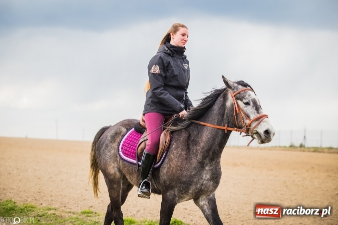 Zdjęcie w galerii na portalu naszraciborz.pl: Wielkanocna procesja konna w Raciborzu-Sudole - początek i wyścigi na Topolowej wiadomości z regionu