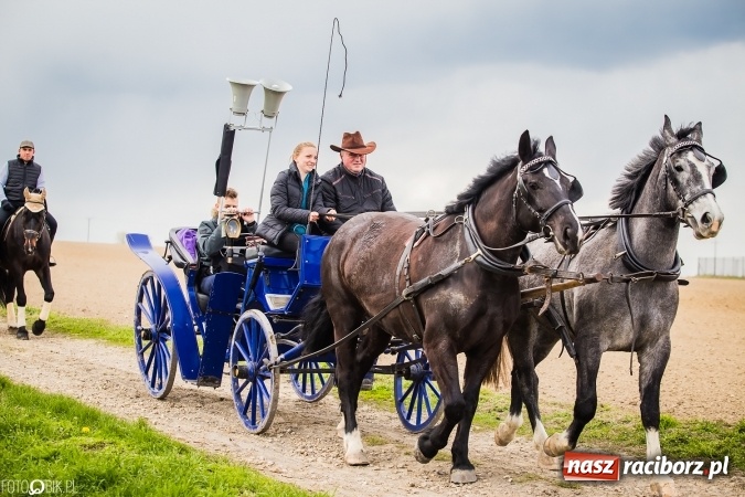 Zdjęcie w galerii na portalu naszraciborz.pl: Wielkanocna procesja konna w Raciborzu-Sudole - początek i wyścigi na Topolowej wiadomości z regionu