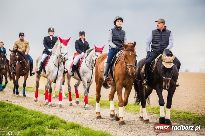 Zdjęcie w galerii na portalu naszraciborz.pl: Wielkanocna procesja konna w Raciborzu-Sudole - początek i wyścigi na Topolowej wiadomości z regionu