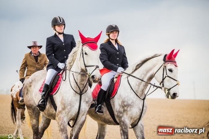 Zdjęcie w galerii na portalu naszraciborz.pl: Wielkanocna procesja konna w Raciborzu-Sudole - początek i wyścigi na Topolowej wiadomości z regionu
