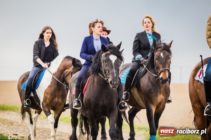 Zdjęcie w galerii na portalu naszraciborz.pl: Wielkanocna procesja konna w Raciborzu-Sudole - początek i wyścigi na Topolowej wiadomości z regionu