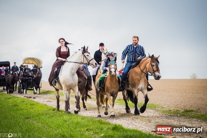 Zdjęcie w galerii na portalu naszraciborz.pl: Wielkanocna procesja konna w Raciborzu-Sudole - początek i wyścigi na Topolowej wiadomości z regionu