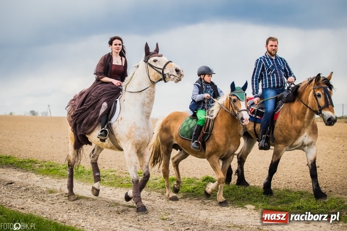 Zdjęcie w galerii na portalu naszraciborz.pl: Wielkanocna procesja konna w Raciborzu-Sudole - początek i wyścigi na Topolowej wiadomości z regionu