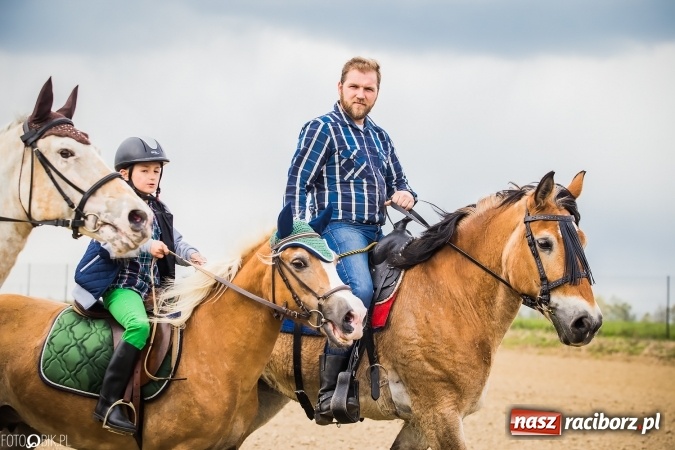 Zdjęcie w galerii na portalu naszraciborz.pl: Wielkanocna procesja konna w Raciborzu-Sudole - początek i wyścigi na Topolowej wiadomości z regionu