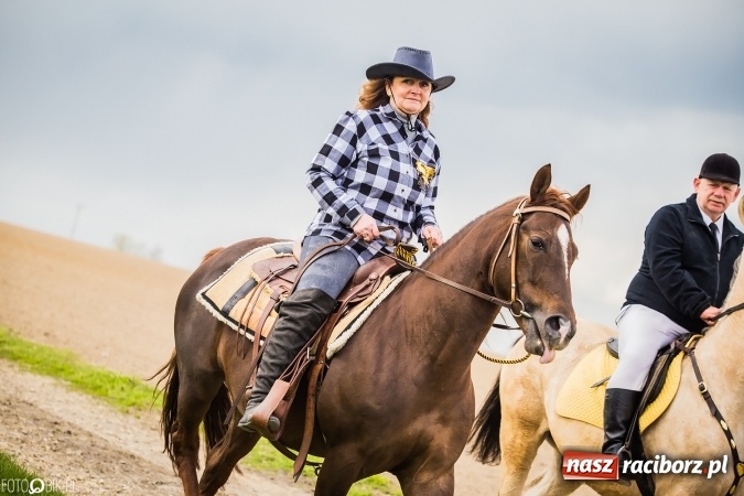 Zdjęcie w galerii na portalu naszraciborz.pl: Wielkanocna procesja konna w Raciborzu-Sudole - początek i wyścigi na Topolowej wiadomości z regionu