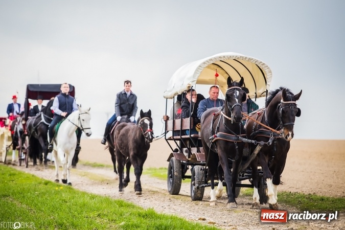 Zdjęcie w galerii na portalu naszraciborz.pl: Wielkanocna procesja konna w Raciborzu-Sudole - początek i wyścigi na Topolowej wiadomości z regionu