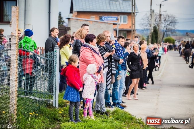 Zdjęcie w galerii na portalu naszraciborz.pl: Wielkanocna procesja konna w Raciborzu-Sudole - początek i wyścigi na Topolowej wiadomości z regionu