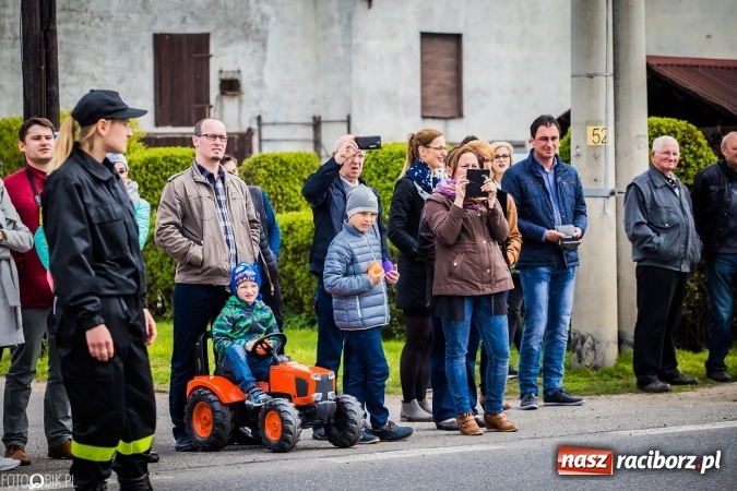 Zdjęcie w galerii na portalu naszraciborz.pl: Wielkanocna procesja konna w Raciborzu-Sudole - początek i wyścigi na Topolowej wiadomości z regionu