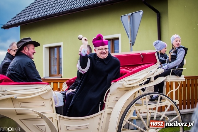 Zdjęcie w galerii na portalu naszraciborz.pl: Wielkanocna procesja konna w Raciborzu-Sudole - początek i wyścigi na Topolowej wiadomości z regionu