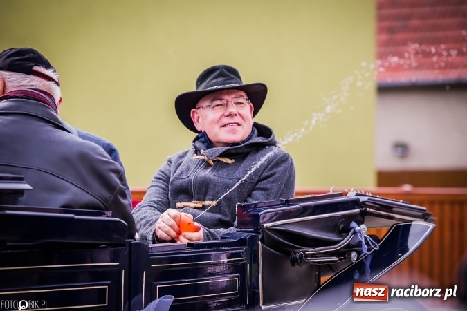 Zdjęcie w galerii na portalu naszraciborz.pl: Wielkanocna procesja konna w Raciborzu-Sudole - początek i wyścigi na Topolowej wiadomości z regionu