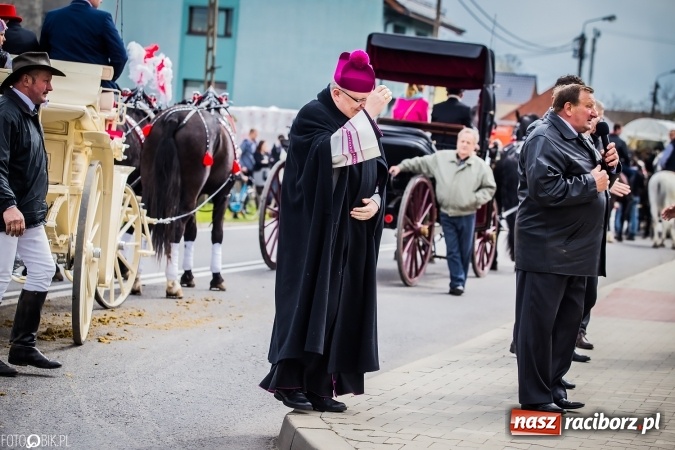 Zdjęcie w galerii na portalu naszraciborz.pl: Wielkanocna procesja konna w Raciborzu-Sudole - początek i wyścigi na Topolowej wiadomości z regionu