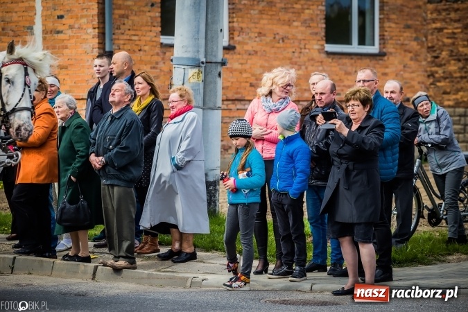 Zdjęcie w galerii na portalu naszraciborz.pl: Wielkanocna procesja konna w Raciborzu-Sudole - początek i wyścigi na Topolowej wiadomości z regionu