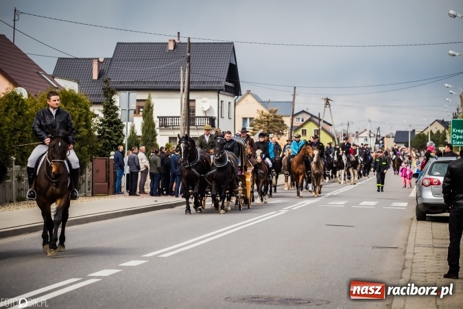 Zdjęcie w galerii na portalu naszraciborz.pl: Wielkanocna procesja konna w Raciborzu-Sudole - początek i wyścigi na Topolowej wiadomości z regionu