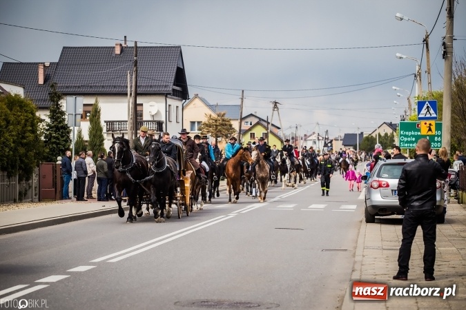 Zdjęcie w galerii na portalu naszraciborz.pl: Wielkanocna procesja konna w Raciborzu-Sudole - początek i wyścigi na Topolowej wiadomości z regionu