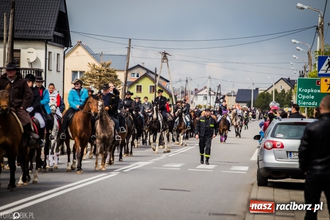 Zdjęcie w galerii na portalu naszraciborz.pl: Wielkanocna procesja konna w Raciborzu-Sudole - początek i wyścigi na Topolowej wiadomości z regionu