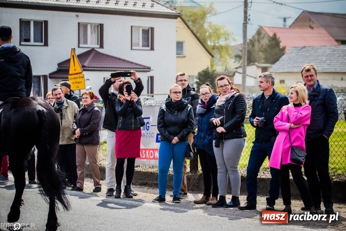 Zdjęcie w galerii na portalu naszraciborz.pl: Wielkanocna procesja konna w Raciborzu-Sudole - początek i wyścigi na Topolowej wiadomości z regionu