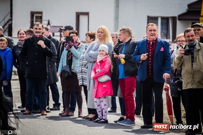 Zdjęcie w galerii na portalu naszraciborz.pl: Wielkanocna procesja konna w Raciborzu-Sudole - początek i wyścigi na Topolowej wiadomości z regionu