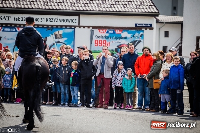 Zdjęcie w galerii na portalu naszraciborz.pl: Wielkanocna procesja konna w Raciborzu-Sudole - początek i wyścigi na Topolowej wiadomości z regionu