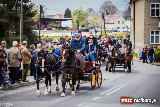 Zdjęcie w galerii na portalu naszraciborz.pl: Wielkanocna procesja konna w Raciborzu-Sudole - początek i wyścigi na Topolowej wiadomości z regionu