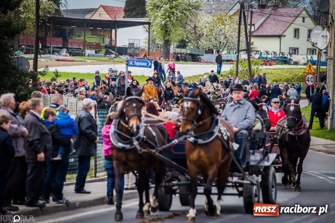 Zdjęcie w galerii na portalu naszraciborz.pl: Wielkanocna procesja konna w Raciborzu-Sudole - początek i wyścigi na Topolowej wiadomości z regionu