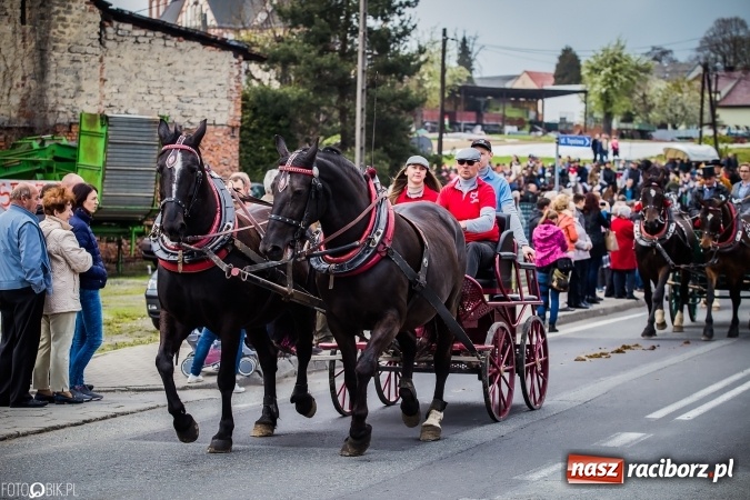 Zdjęcie w galerii na portalu naszraciborz.pl: Wielkanocna procesja konna w Raciborzu-Sudole - początek i wyścigi na Topolowej wiadomości z regionu